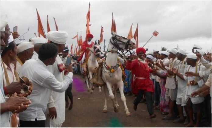 संत ज्ञानेश्वर माऊलींच्या पालखी सोहळ्याचे चांदोबाच्या लिंबावर उभ्या रिंगणाने भक्तिमय स्वागत