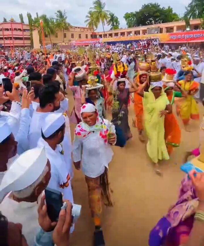 अकलूज : संत तुकाराम महाराज पालखी सोहळ्याचे भव्य स्वागत; सोलापूर जिल्ह्यातील पहिले गोल रिंगण उत्साहात पार