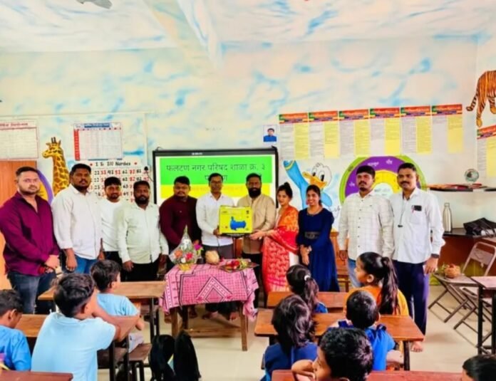 फलटण नगर परिषद शाळा क्र. 3 ला युवा उद्योजक संग्राम दादा अहिवळे यांच्याकडून पाण्याची मोटर भेट