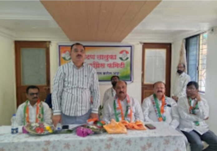 रणजितसिंह देशमुख यांच्या नेतृत्वाखाली फलटणमध्ये काँग्रेस कार्यकर्त्यांची एकजूट; बैठकीत संघटन बळकट करण्याचा निर्धार