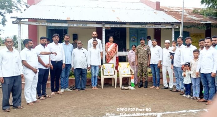 जि.प प्राथ.शाळा पाटणेवाडी येथे भीमराव कांबळे यांच्या हस्ते स्वातंत्र्यदिनी ध्वजारोहण