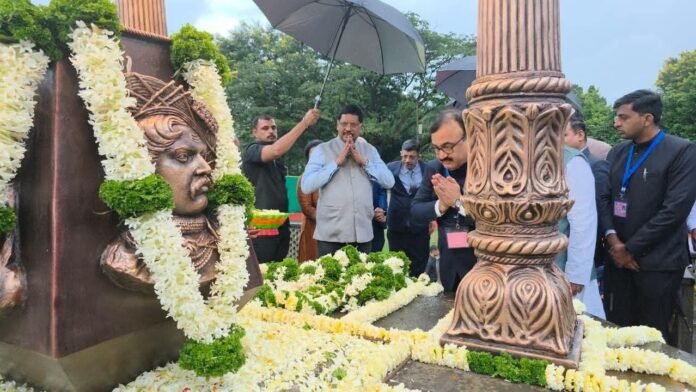 समाजपरोपकारी कार्याचा गौरव करत सरन्यायाधीश भूषण गवई यांची समाधीस्थळाला भेट