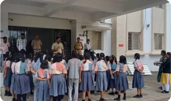 राखीच्या नात्याने पोलीस-विद्यार्थिनींचा स्नेहबंध