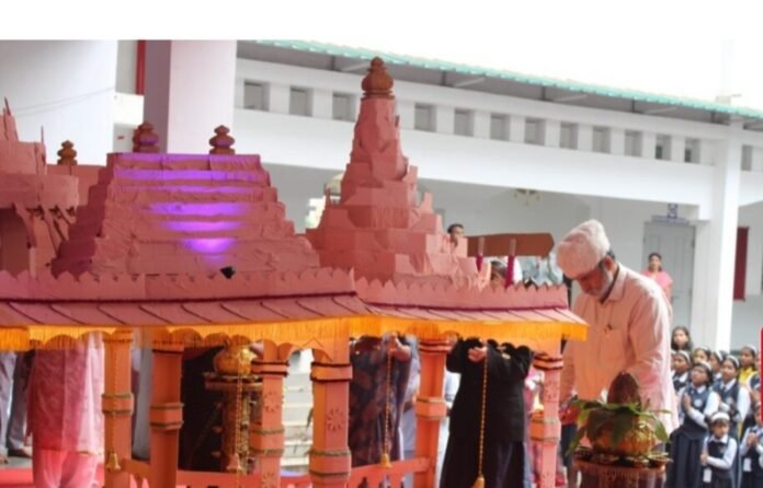 अयोध्या मंदिराचा भव्य देखावा श्रीमंत शिवाजीराजे इंग्लिश मीडियम स्कूलमध्ये – टाकाऊ वस्तूंपासून तयार, पाहण्यासाठी गर्दीचा उसळलेला उत्साह