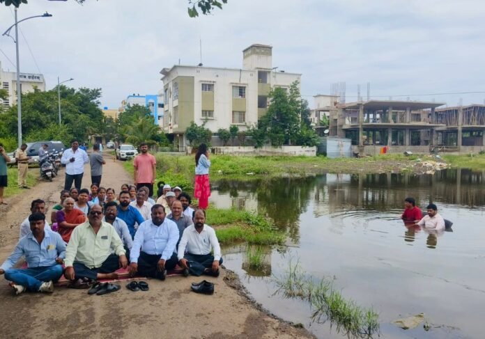 ओढ्यात अर्धे बुडून आमरण उपोषण : बारामतीत वंचित बहुजन आघाडीचे आंदोलन