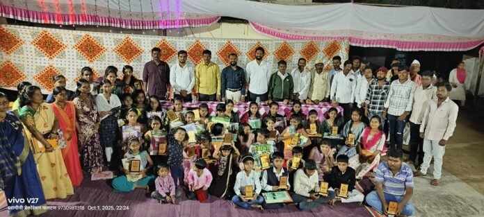 नवरात्र उत्सवात ‘भैरवनाथ तरुण मंडळा’कडून विद्यार्थ्यांना शैक्षणिक साहित्याचे वाटप