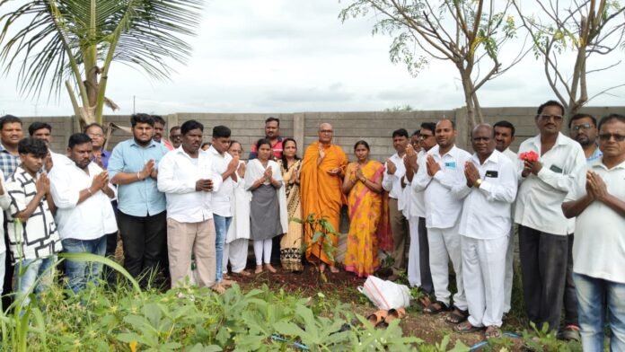 आईच्या स्मृती जपण्यासाठी भालेराव परिवाराचे विज्ञानवादी व पर्यावरणपूरक वृक्षारोपण