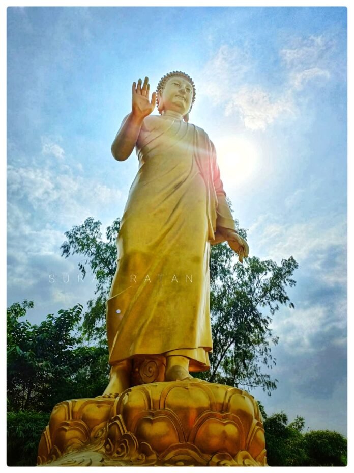 सम्यक संमबुद्धांची प्राचीन भारतात आढळून न येणारी चालण्याच्या स्थितीतील शिल्प !