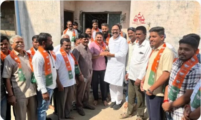 फलटण नगरपरिषद निवडणुकाआधी राजे गटाला मोठा धक्का; अनिल व संभाजी चोरमले शेकडो कार्यकर्त्यांसह भाजपमध्ये