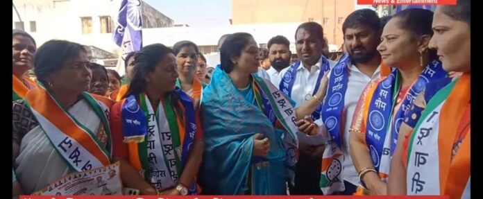 प्रभाग क्र. 2 मध्ये मीनाताई काकडे व सुपर्णाताई अहिवळे यांच्या प्रचाराचा जल्लोषात नारळ फोडून शुभारंभ