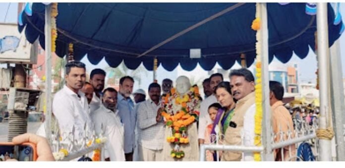 महामानवांना अभिवंदन — फलटण व निंभोरे येथे महापरिनिर्वाण दिनानिमित्त आदरांजली