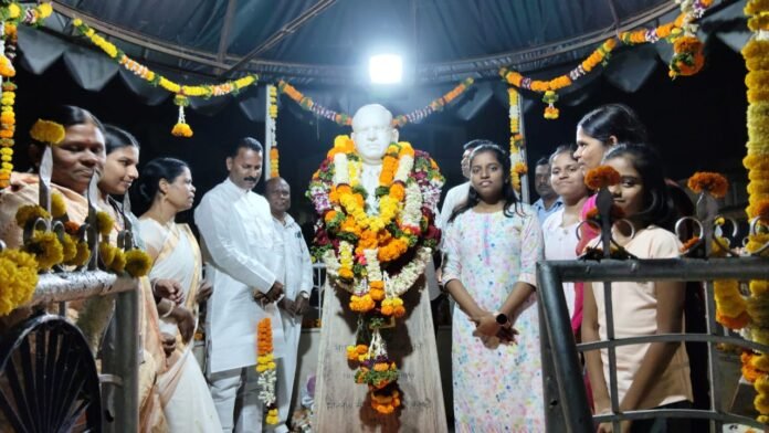 भारतीय बौध्द महासभा शाखा फलटण तालुक्याच्या वतीने फलटण शहरातील डॉ.बाबासाहेब आंबेडकर यांच्या पुतळ्यास पुष्पहार अर्पण करुन 69 व्या महापरिनिर्वाण दिनानिमित्त विनम्र अभिवादन