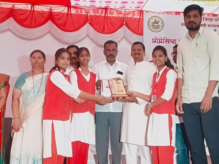 कमला निंबकर बालभवनच्या विद्यार्थिनींचा विज्ञान प्रश्नमंजुषेत प्रथम क्रमांक