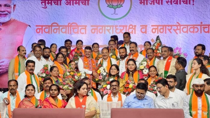 फलटणचे नवनिर्वाचित नगराध्यक्ष; समशेरसिंह नाईक निंबाळकर यांचा मुख्यमंत्री फडणवीस यांच्या हस्ते गौरव