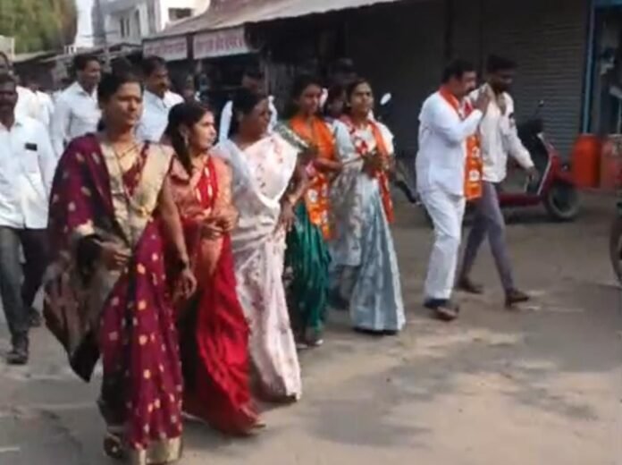 हनुमान मंदिर, बरड येथे नारळ फोडून जिल्हा परिषद व पंचायत समिती उमेदवारांच्या प्रचाराचा दिमाखदार शुभारंभ