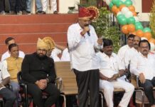 फलटण नगर परिषदेचा मुख्य ध्वजारोहण समारंभ उत्साहात साजरानगराध्यक्ष समशेरशिंह नाईक निंबाळकर यांचे मार्गदर्शन