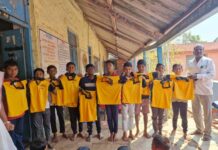 साठे गावाचा आदर्श उपक्रम : मिंडवस्ती शाळेतील विद्यार्थ्यांना ५० हजारांच्या स्पोर्ट ड्रेस व कबड्डी किटचे वाटप