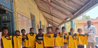 साठे गावाचा आदर्श उपक्रम : मिंडवस्ती शाळेतील विद्यार्थ्यांना ५० हजारांच्या स्पोर्ट ड्रेस व कबड्डी किटचे वाटप