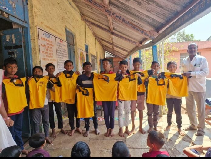 साठे गावाचा आदर्श उपक्रम : मिंडवस्ती शाळेतील विद्यार्थ्यांना ५० हजारांच्या स्पोर्ट ड्रेस व कबड्डी किटचे वाटप