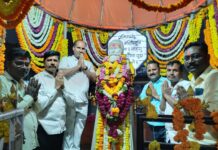 भारतीय बौद्ध महासभा फलटण तालुका शाखेकडून छत्रपती शिवाजी महाराजांना अभिवादन