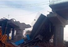 सोमंथळीपूलदुर्घटना : करंज ओढ्यावरच्या नव्या पुलाचा स्लॅब कोसळला, ठेकेदारावर कारवाईची मागणी