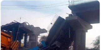 सोमंथळीपूलदुर्घटना : करंज ओढ्यावरच्या नव्या पुलाचा स्लॅब कोसळला, ठेकेदारावर कारवाईची मागणी