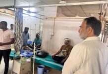 शंकर मार्केट हल्ला प्रकरणी जखमी हिरणवाळे बंधूंना श्रीमंत संजीवराजे नाईक निंबाळकर यांची भेट