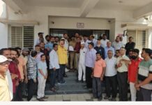 फलटणमध्ये वाढत्या गुन्हेगारीविरोधात व्यापाऱ्यांचा एल्गारकायमस्वरूपी पोलीस बंदोबस्ताची ठाम मागणी; मोठ्या संख्येने पोलीस ठाण्यावर धडक