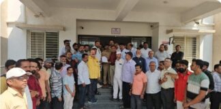 फलटणमध्ये वाढत्या गुन्हेगारीविरोधात व्यापाऱ्यांचा एल्गारकायमस्वरूपी पोलीस बंदोबस्ताची ठाम मागणी; मोठ्या संख्येने पोलीस ठाण्यावर धडक