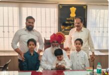 फलटण नगरपरिषदेत मुश्ताक महात यांनी आई-वडिलांच्या उपस्थितीत स्वीकारला सेवानिवृत्तीचा सत्कार; प्रशासनातील प्रदीर्घ सेवेला सलाम