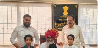 फलटण नगरपरिषदेत मुश्ताक महात यांनी आई-वडिलांच्या उपस्थितीत स्वीकारला सेवानिवृत्तीचा सत्कार; प्रशासनातील प्रदीर्घ सेवेला सलाम