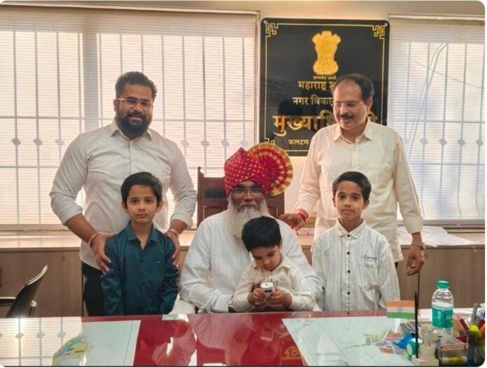 फलटण नगरपरिषदेत मुश्ताक महात यांनी आई-वडिलांच्या उपस्थितीत स्वीकारला सेवानिवृत्तीचा सत्कार; प्रशासनातील प्रदीर्घ सेवेला सलाम