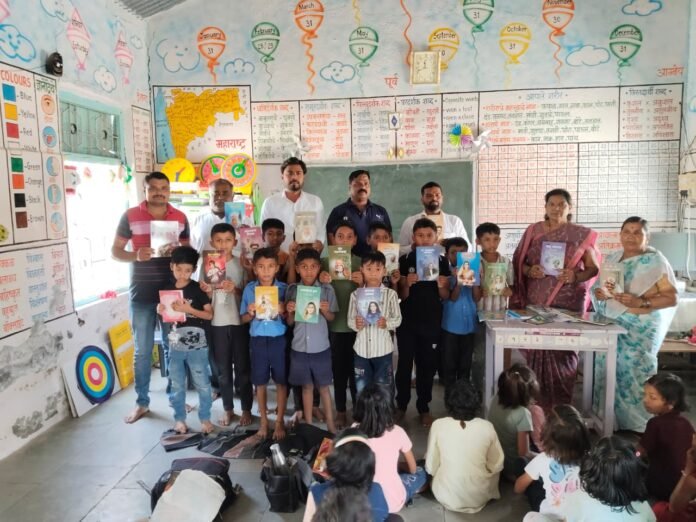 वाचन वेड’उपक्रमांतर्गत माण व फलटण तालुक्यातील विविध जिल्हा परिषद शाळांना ग्रंथालयाचे पुस्तकांचे वितरण