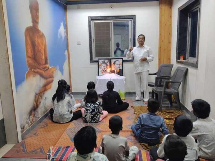 धम्ममित्र बालसंस्कार वर्गात काळाराम मंदिर सत्याग्रह दिनानिमित्त सतिश कांबळे यांचे मार्गदर्शन