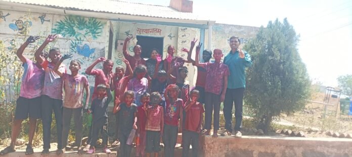 जिल्हा परिषद शाळा परतवडी येथे विद्यार्थ्यांची रंगपंचमी उत्साहात साजरी