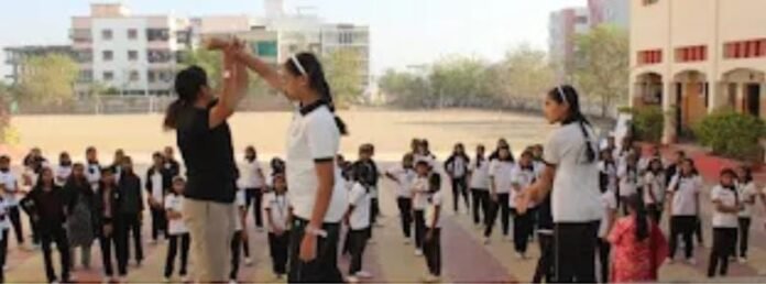फलटणमध्ये विद्यार्थिनींसाठी स्वसंरक्षण प्रशिक्षण शिबिर; जागतिक महिला दिनानिमित्त उपक्रम