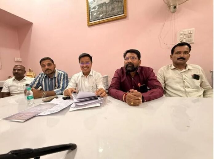 फलटणमध्ये जमीन नोंदींचा गोंधळ; ‘सिटी सर्व्हे’ व ७/१२ दुहेरी नोंदीवरून वाद, स्वाभिमानी शेतकरी संघटना आक्रमक