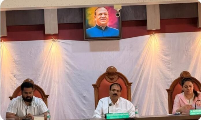 फलटण नगरपरिषदेचा ३५१ कोटींचा अर्थसंकल्प मंजूर; ‘सीटिंग’ वादाने राजकीय वातावरण तापले