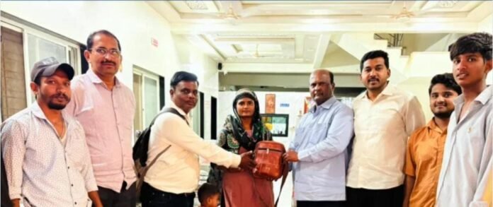 प्रामाणिकपणाचा आदर्श! फलटणमध्ये हरवलेली बॅग मालकिणीला सुखरूप परत