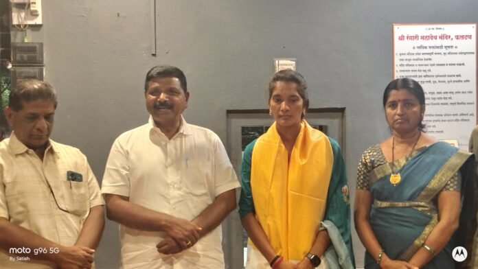 फलटणमध्ये अभिमानाचा क्षण — कु. रसिका मोहिते यांची पुणे शहर पोलीस पदावर निवड; बारस्कर गल्लीत सत्कार सोहळा उत्साहात संपन्न