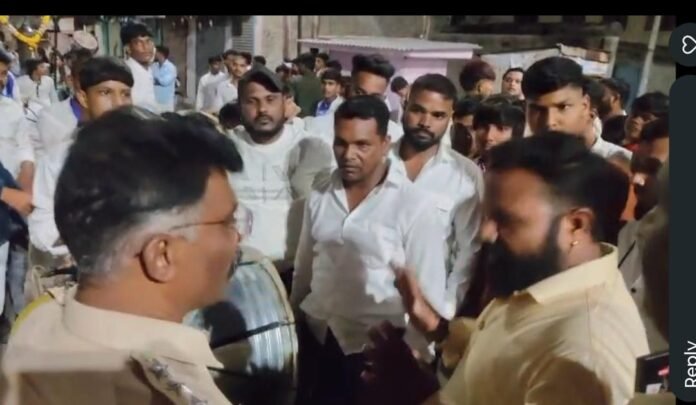 फलटणमध्ये बुद्ध जयंती मिरवणुकीत तणाव; पोलीस निरीक्षक व कार्यकर्त्यामध्ये शाब्दिक चकमक, व्हिडिओ व्हायरल