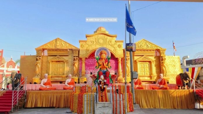 फलटणमध्ये बुद्ध जयंती महोत्सव जल्लोषात; मध्यरात्री अभिवादनापासून भव्य मिरवणुकीपर्यंत उत्साहाचा महासागर