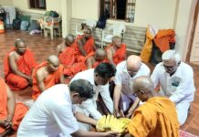 कोळकी बुद्ध विहार येथे श्रामणेर शिबिरास पदाधिकाऱ्यांची भेट; भिक्षु संघास फलाहार अर्पण