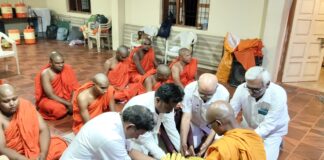 कोळकी बुद्ध विहार येथे श्रामणेर शिबिरास पदाधिकाऱ्यांची भेट; भिक्षु संघास फलाहार अर्पण