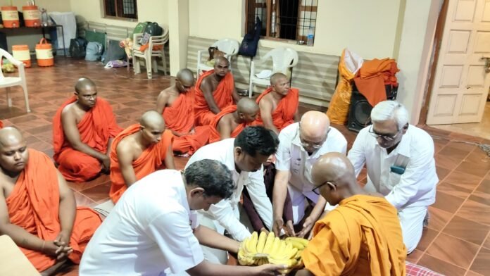 कोळकी बुद्ध विहार येथे श्रामणेर शिबिरास पदाधिकाऱ्यांची भेट; भिक्षु संघास फलाहार अर्पण