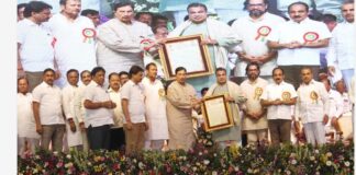 आबासाहेब वीर सामाजिक पुरस्काराने नितीन गडकरी गौरविले