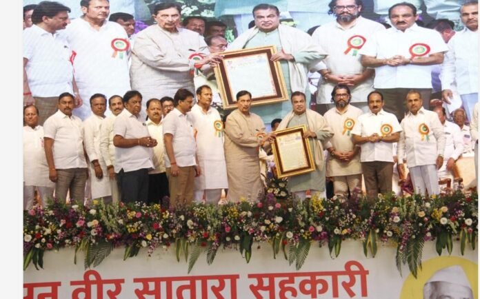 आबासाहेब वीर सामाजिक पुरस्काराने नितीन गडकरी गौरविले