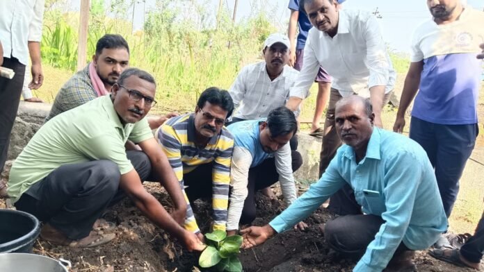 वृक्षारोपणातून पर्यावरणाचा संदेश देत कालकथित चंद्रकांत उर्फ सचिन भालेराव यांचा अस्थि संकलन व पुण्यानुमोदन विधी संपन्न
