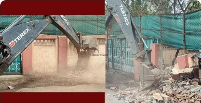 पालखी मार्गावरील अतिक्रमणांवर नगरपालिकेची धडक कारवाई; उपअभियंत्यांच्या निवासस्थानाचे कंपाऊंडही पाडले