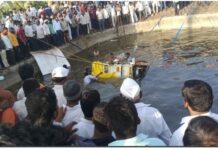 तांदूळवाडीजवळ भीषण दुर्घटना : विहिरीत पिकअप कोसळून ८ भाविकांचा मृत्यू; महिला व लहान मुलांचा समावेश